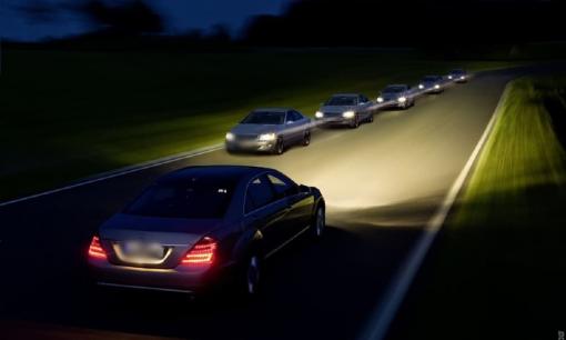 Chúng ta nên làm gì khi gặp phải đèn pha lúc đang lái xe? Bật mí cho bạn 3 kỹ năng ứng phó vừa thiết thực vừa an toàn