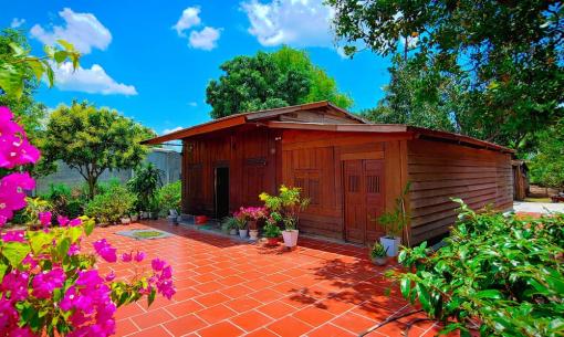 Nhà vườn dựng bằng gỗ khiến dân tình 'u mê', nhìn khoảng sân đủ thấy gia chủ chăm chút cỡ nào 