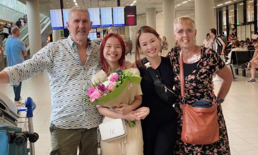 Ca sĩ Thu Phượng cùng con gái riêng sang Hà Lan thăm bố mẹ chồng Tây