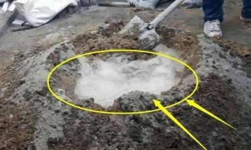 Anh thợ xây trộn bột giặt vào xi măng, lúc đầu tưởng bị lừa nhưng hỏi ra mới biết lợi hại