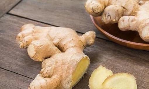 Mỗi ngày trước khi đi ngủ, dán gừng vào rốn, 3 thay đổi này sẽ âm thầm xuất hiện trong cơ thể!