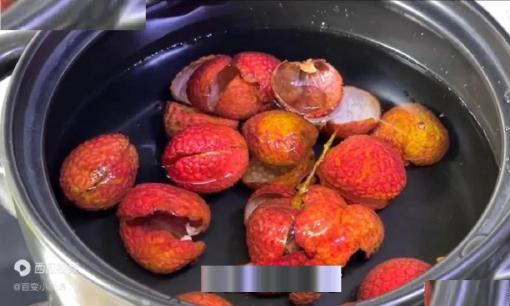 Vỏ quả vải đừng vội vứt đi, hãy cho vào nồi đun một lúc, công hiệu quá, giải quyết được bao nhiêu vấn đề