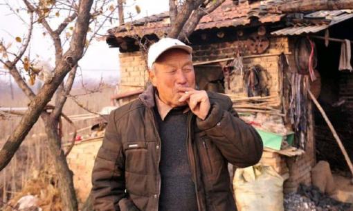 Người nông thôn có câu: 'Bảy mươi không mặc, tám mươi không mừng' nghĩa là gì?