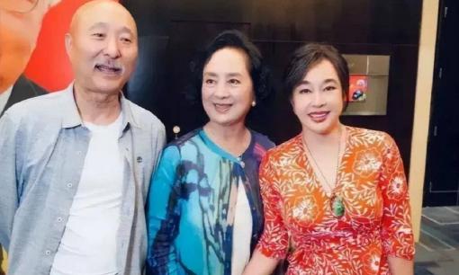 Lưu Hiểu Khánh 68 tuổi và Trương Kim Linh 71 tuổi có khoảng cách khi chung khung hình, thà già tự nhiên còn hơn trẻ nhân tạo