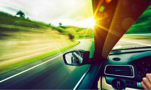 Ánh sáng quá mạnh thì làm cách nào để tránh bị chói mắt khi lái xe? Tham khảo một số thủ thuật do các tài xế lâu đời tổng kết 