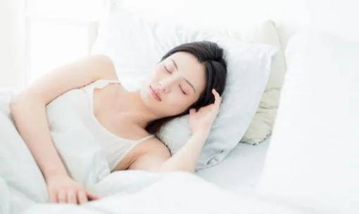 Trước khi đi ngủ bôi kem đánh răng vào lòng bàn chân, không ngờ công dụng mạnh như vậy, giải quyết được phiền toái