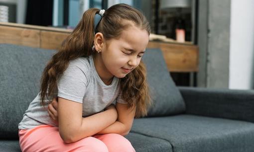 Con tôi lúc nào cũng kêu đau bụng, có thật là đau bụng không? Có thể trẻ 'giả ốm' để trốn tránh