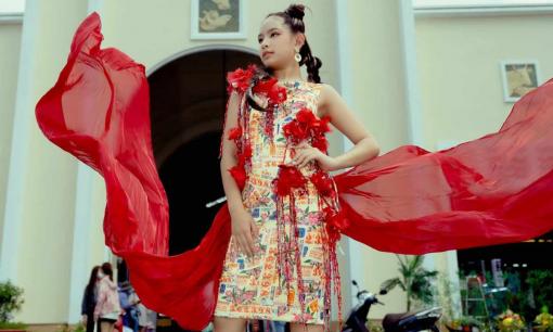 Người mẫu nhí Bảo Châu “náo loạn” chợ Bến Thành với phong cách “minh tinh đi chợ”