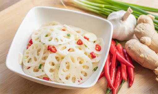 Củ sen chần bằng giấm trắng sao vẫn đen? Chỉ cần thêm 1 gia vị, củ sen trắng giòn để bạn chế biến đủ món ăn hấp dẫn