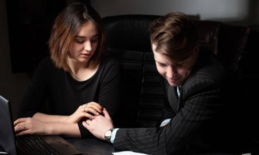 15 biểu hiện 'vượt giới hạn' và 2 cách giải quyết vấn đề nảy sinh tình cảm giữa nam - nữ đồng nghiệp