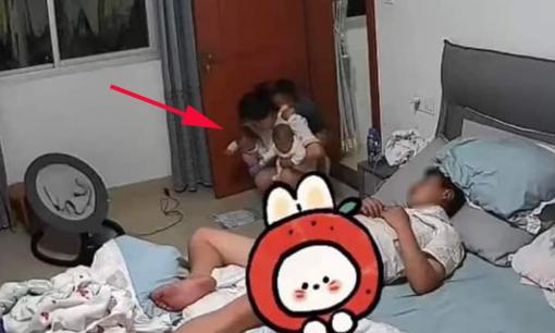 Ba con cùng quấy khóc lúc nửa đêm, vợ gọi chồng dậy phụ, chẳng những không giúp còn nói câu 'ứa gan' 