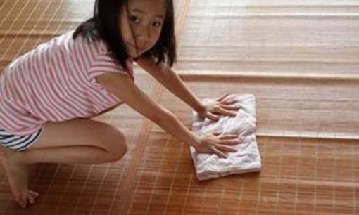 Cách vệ sinh chiếu nằm: Đừng chỉ lau bằng nước, càng lau càng bẩn! Hướng dẫn bạn 1 cách diệt khuẩn và loại bỏ mạt, không có mùi