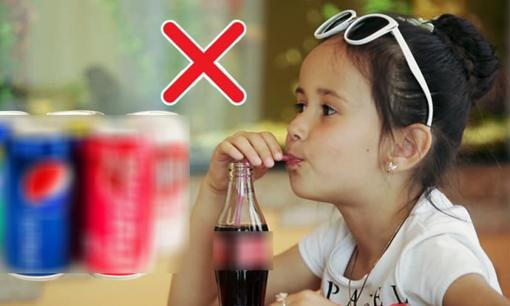 Nghỉ hè, trẻ được bố mẹ cho uống nước ngọt 'thả phanh', bác sĩ khẩn thiết yêu cầu hạn chế vì lý do này 