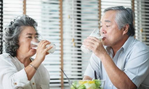 Sữa, sữa chua, sữa bột - loại nào tốt cho người già? Nhà có người già đừng mua nhầm!