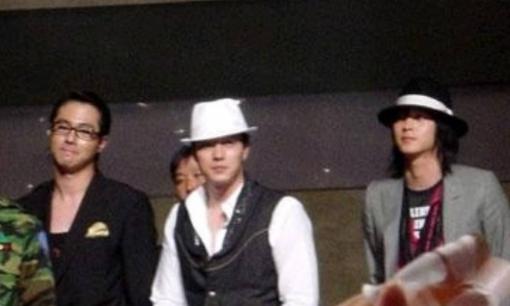 Tài tử 'Giày thủy tinh' vốn sở hữu vóc dáng chuẩn vậy mà lại bị 'dìm hàng' khi đứng giữa hai đàn em điển trai này 