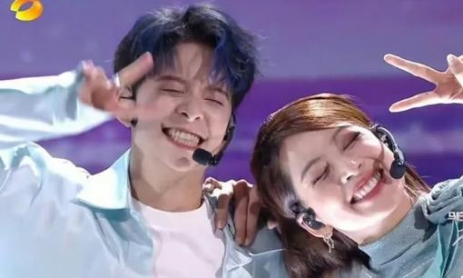 Chi Pu tiếp tục gây ấn tượng tại Trung Quốc với màn kết đôi cùng Amber