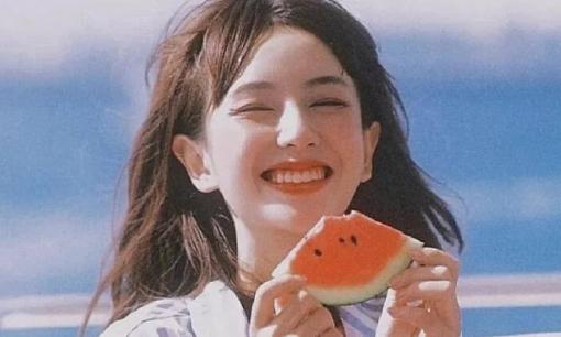 Đánh giá một người phụ nữ có thích sạch sẽ hay không, nhìn vào 3 thứ trên cơ thể này là đủ, không ai có thể che giấu