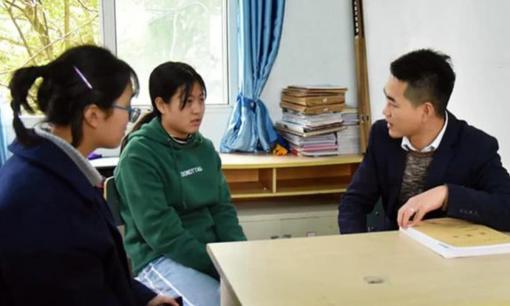 Cha mẹ giao tiếp với giáo viên, nói vài câu này, giáo viên sẽ chú ý đến trẻ hơn, hiệu quả hơn là 'quà tặng'