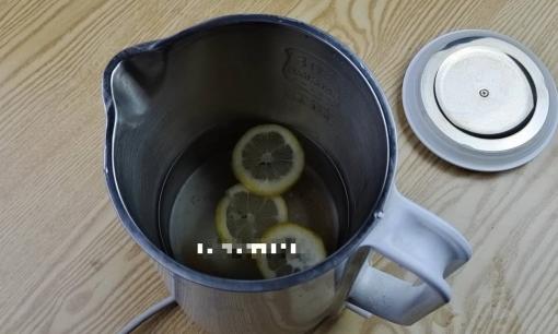 Dù lớp cặn của ấm siêu tốc dày hay cứng đến đâu, chỉ cần một thao tác đơn giản, lớp cặn sẽ tự động rơi ra, tiện lợi và tiết kiệm chi phí