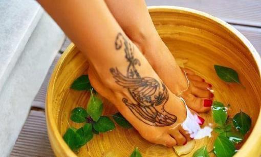 Kiên trì ngâm chân với giấm trắng mỗi ngày, lợi ích bất ngờ