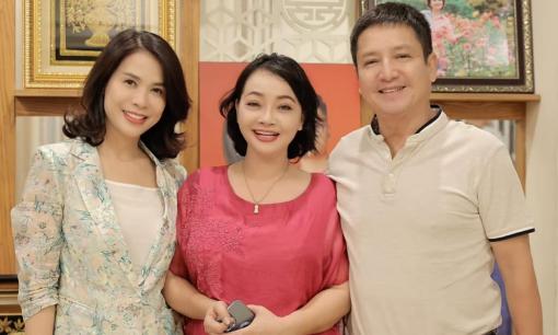 Nghệ sĩ Chí Trung xuất hiện trẻ trung hậu nghỉ hưu, sánh đôi bạn gái Á hậu dự sinh nhật diễn viên hài Trà My