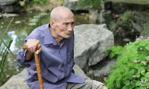 Một người không sống đến 75 tuổi hầu hết họ sẽ gặp 3 điều kỳ lạ này từ tuổi 55