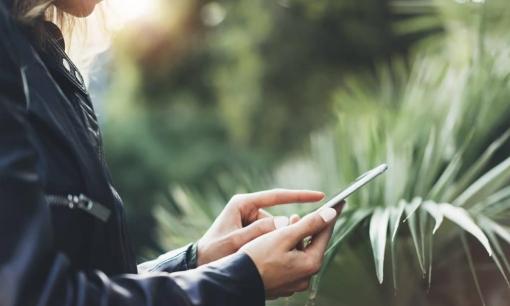 Tôi không thể nhìn rõ màn hình điện thoại dưới trời nắng, hóa ra hai chức năng này chưa được bật và kiến ​​​​thức của tôi đã tăng lên