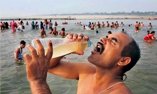 Nước sông Hằng ô nhiễm như vậy, tại sao người Ấn Độ uống mà không có gì xảy ra? Do khả năng của họ hay nguyên nhân nào khác? 