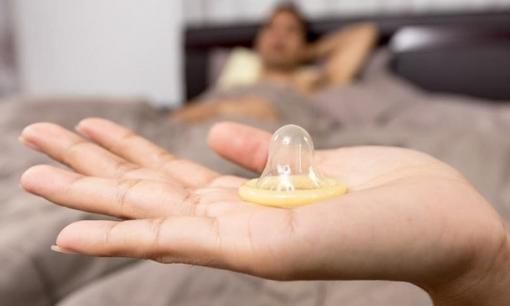 Tại sao đàn ông khi yêu lại không thích “đeo bao cao su”? 4 yếu tố phụ nữ nhất định phải biết 