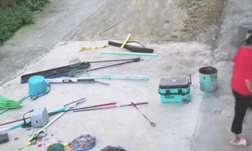 Vợ bức xúc ném hết đồ nghề của chồng vì 'con học lớp mấy không biết nhưng cần câu loại nào cũng hay'