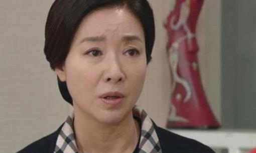 Khi anh tôi muốn quay lại với người vợ cũ bội bạc, mẹ tôi lập tức đòi quyên sinh