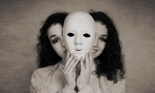 'Kẻ lươn lẹo hay dùng miệng để lấy lòng người', 4 biểu hiện giúp chúng ta 'đọc vị' ngay kẻ giả tạo, sống 'hai mặt'