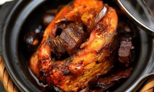 Khi làm cá trắm kho riềng, nếu thêm nước lạnh và chỉ kho một lửa sẽ bị bở và tanh, mẹo để món cá kho ngon như ngoài hàng 