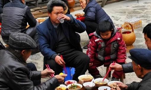 Khi tới nhà người khác chơi, nghe 3 'lời xã giao' này thì đứng dậy đi ngay kẻo người ta tránh xa