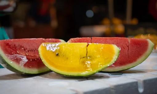 Sự khác biệt về dinh dưỡng giữa dưa hấu ruột đỏ và ruột vàng? Chuyên gia dinh dưỡng tiết lộ 'Con trai thích hợp ăn dưa hấu ruột vàng hơn'