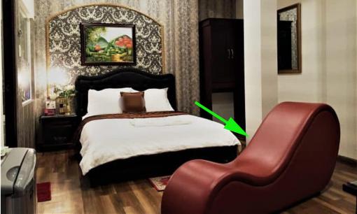 Nhà nghỉ, khách sạn tình yêu thường có một chiếc ghế 'cong' đặt cạnh giường, công dụng là gì? 