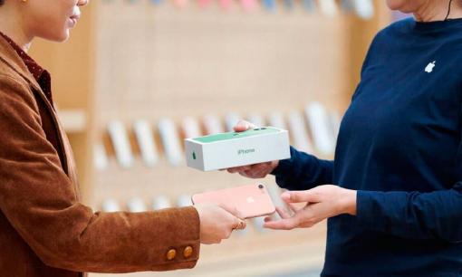 Đâu là sự khác biệt giữa mua điện thoại di động trực tuyến và mua ở cửa hàng? Chủ cửa hàng điện thoại: Khoảng cách thực sự rất lớn