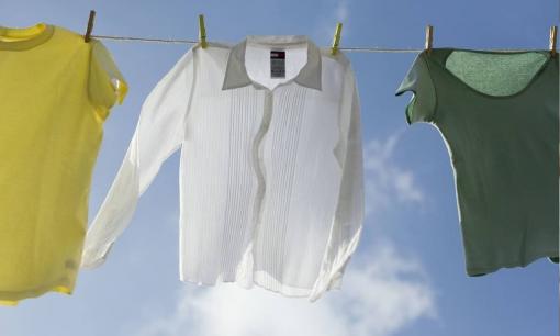 Quần áo đã giặt nên “phơi mặt trước hay lộn ngược”? Nhiều bà nội trợ mắc sai lầm: Thảo nào quần áo dễ phai màu