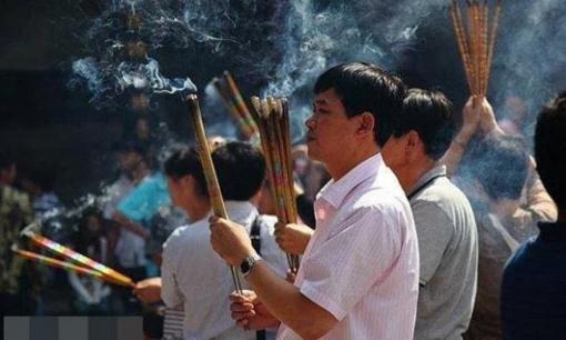 Thắp hương bằng tay trái hay tay phải? Nhiều người đang làm sai! Làm điều gì sai có thể ảnh hưởng đến tài lộc của bạn trong một năm! !