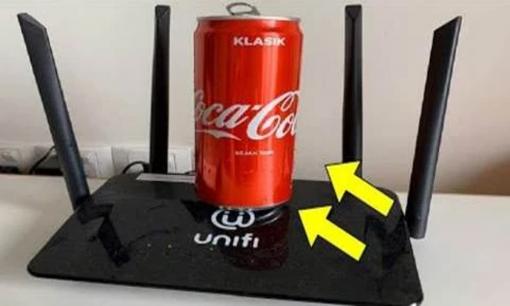 Hôm nay tôi mới phát hiện ra rằng tín hiệu Wi-Fi ở nhà quá kém và có thể giải quyết vấn đề với một lon coca