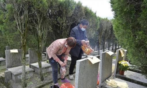 Ý nghĩa của câu nói: “Trong mộ có lỗ dành cho người nghèo, nhưng ba thứ bên nấm mồ sinh ra người giàu”? Ba thứ đó là gì?