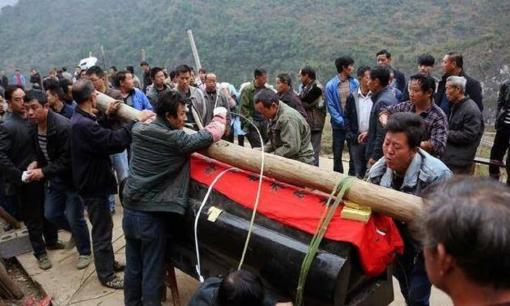 Tục ngữ có câu: 'Mưa rơi trúng mộ xuất quý nhân; mưa rơi quan tài người sơ tán', nghĩa là gì?