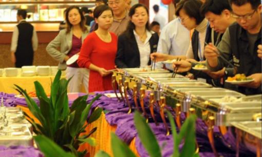 Khi đi ăn buffet, những món này “vừa rẻ và dễ no” nhất, người dại vồ vập đến lấy, người thông minh hờ hững bỏ qua