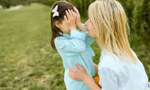 Tại sao không nên ép con chào hỏi, kể cả với người thân trong gia đình? 