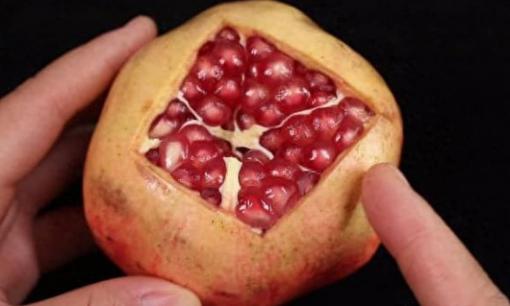Trên quả lựu có một “cơ quan nhỏ”, dùng thìa gõ nhẹ là hạt dào dào rơi ra đĩa trong 1 phút