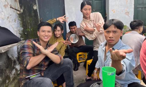 Hình ảnh hậu trường không lên sóng của 'Biệt dược đen', hấp dẫn không kém trên phim 