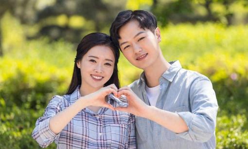 Khi hôn, người phụ nữ thực sự yêu bạn thường thực hiện ba động tác nhỏ này