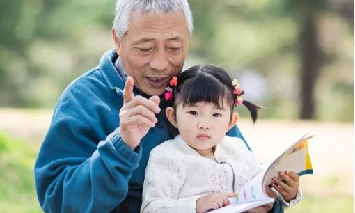 Yêu cầu con cái hai điều kiện trước khi chăm sóc cháu, cách dạy cháu của ông nội được cộng đồng mạng khen ngợi