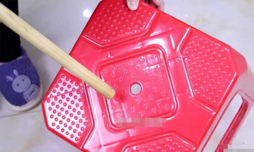 Cuối cùng tôi cũng hiểu cái lỗ nhỏ ở giữa chiếc ghế nhựa để làm gì? Đáng tiếc có nhiều người không hiểu, đó là một tổn thất lớn