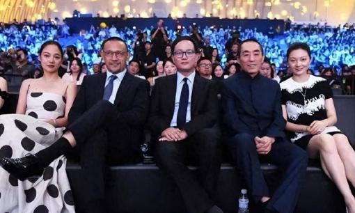 Khi vợ của Trương Nghệ Mưu và vợ của Khương Văn chung khung hình, nhìn thoáng qua thấy rõ sự khác biệt giữa một người phụ nữ độc lập và một là 'ái thê' 